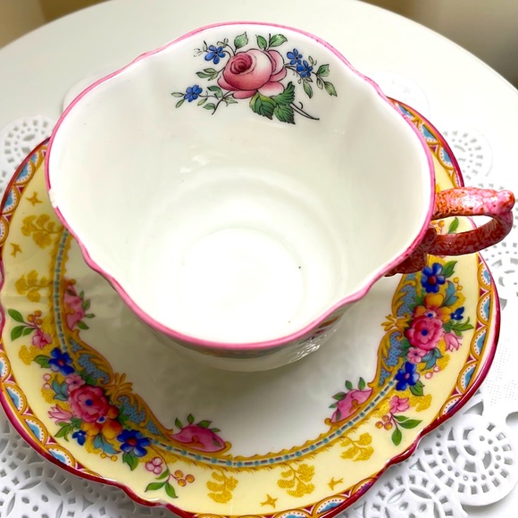 Very unusual Aynsley China 1930’s-1940’s quatrefoil cup and saucer - Picture 3 of 7